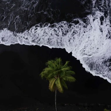 Plage de sable noir à Tahiti Et Ses Îles ©Jim Winter