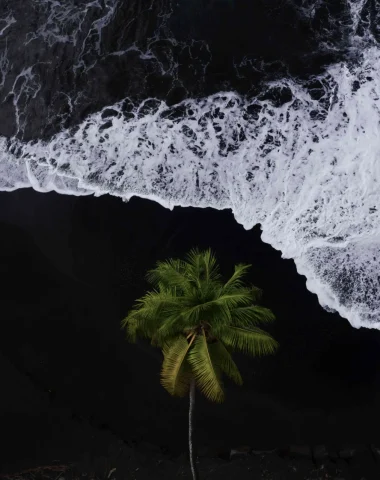 Plage de sable noir à Tahiti Et Ses Îles ©Jim Winter