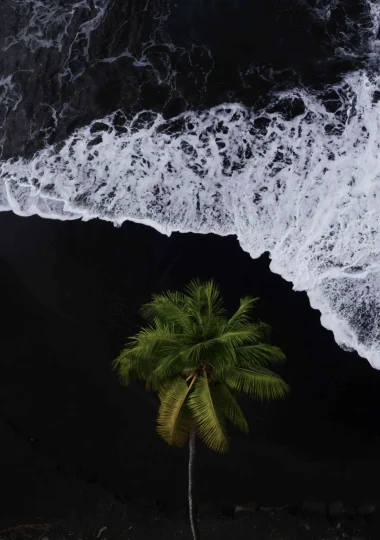 Plage de sable noir à Tahiti Et Ses Îles ©Jim Winter