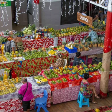 Le marché de Papeete et ses étals de fruits et légumes © Massimiliano Cinà