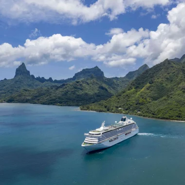 Navire de croisière à Moorea © Tahiti Tourisme