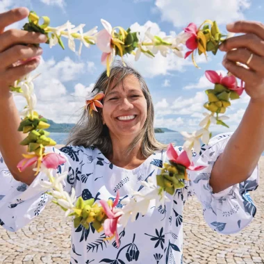 Accueil chaleureux avec collier de fleur à Raiatea © Alika Photography