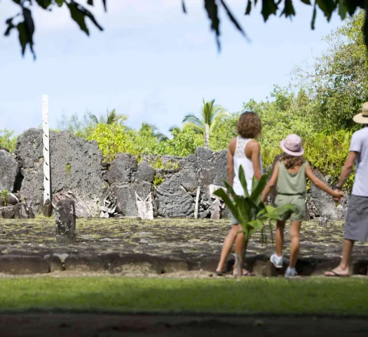 Visite du marae de taputapuatea en famille sur l'île de Raiatea © Tahiti Tourisme