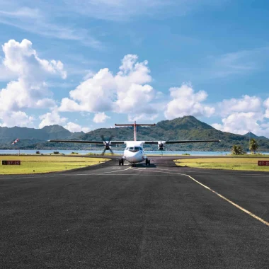 Arrivée avion ATRr Air Tahiti sur le tarmac de l'aéroport de Raiatea © Alika Photography