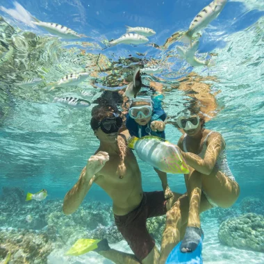 Plongée en famille dans le lagon de Taha'a © Grégoire Le Bacon