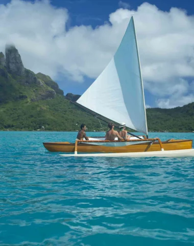 Pirogue à voile à Bora Bora © Grégoire Le Bacon