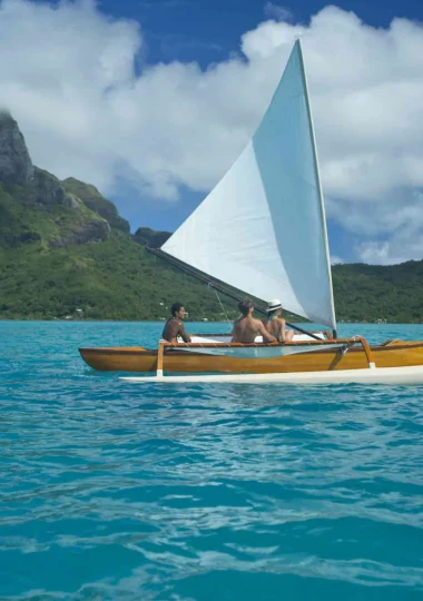 Pirogue à voile à Bora Bora © Grégoire Le Bacon