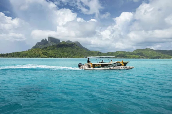 Bateau sur le lagon de Bora Bora © Grégoire Le Bacon