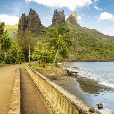 La plage et pont du village de Hatiheu à Nuku Hiva © Grégoire Le Bacon