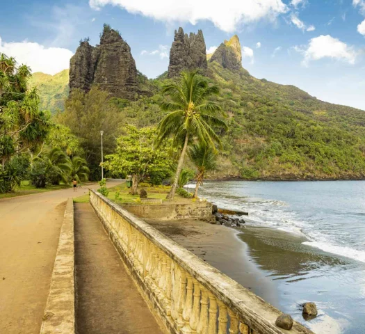 La plage et pont du village de Hatiheu à Nuku Hiva © Grégoire Le Bacon