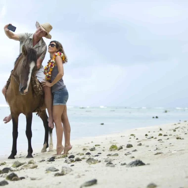 Balade à cheval sur une plage à Rurutu © Tahiti Tourisme