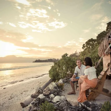 Couple admirant le coucher du soleil depuis leur bungalow à Moorea © Hélène Havard