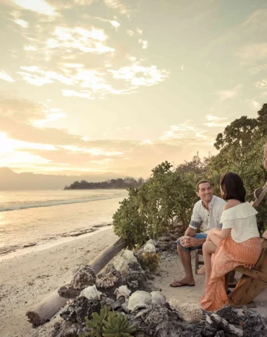 Couple admirant le coucher du soleil depuis leur bungalow à Moorea © Hélène Havard