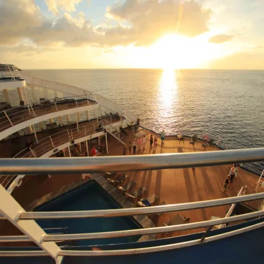 Bateau de croisière Aranui dans les eaux de Tahuata avec son sunset © Tahiti Tourisme