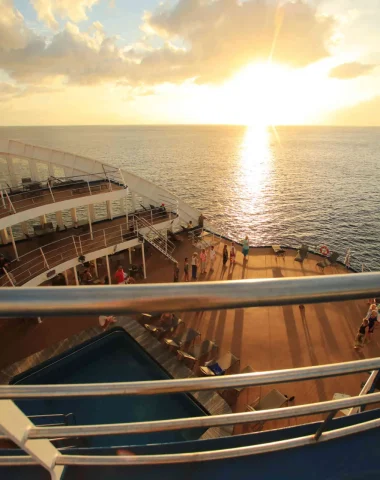 Bateau de croisière Aranui dans les eaux de Tahuata avec son sunset © Tahiti Tourisme