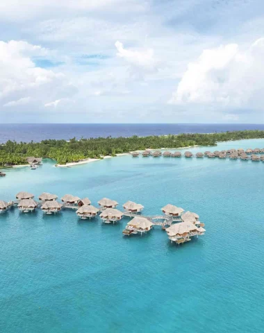 Bungalows d'un hôtel à Bora Bora© Grégoire Le Bacon _ LionAiles