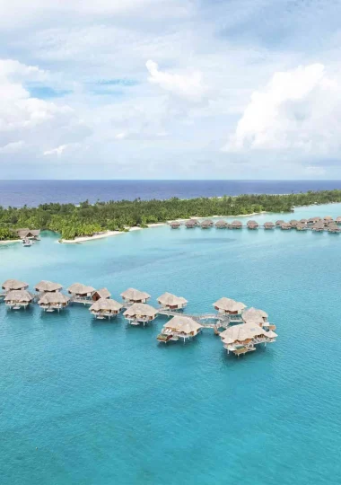 Bungalows d'un hôtel à Bora Bora© Grégoire Le Bacon _ LionAiles