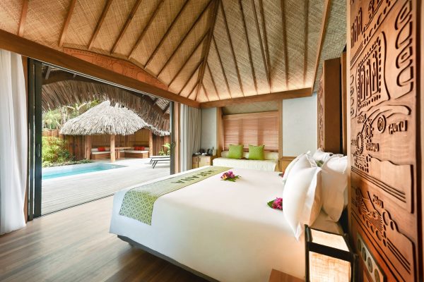 Chambre d'une villa avec vue sur la piscine c Tahiti Tourisme