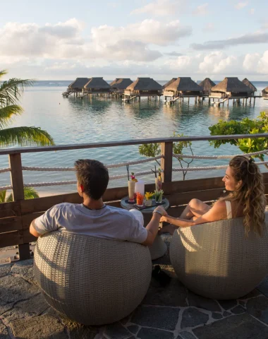 Apéro en amoureux au coucher du soleil Tahiti Tourisme