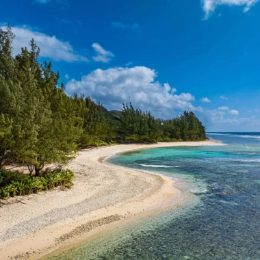 Vue sur une plage de Rurutu ©Michael Runkel