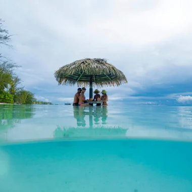 Repas les pieds dans l'eau © Grégoire Le Bacon