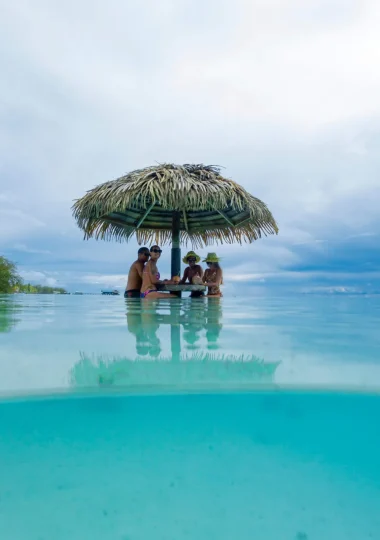 Repas les pieds dans l'eau © Grégoire Le Bacon