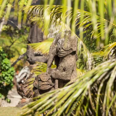 Tikis en pierre de Nuku Hiva © Grégoire Le Bacon