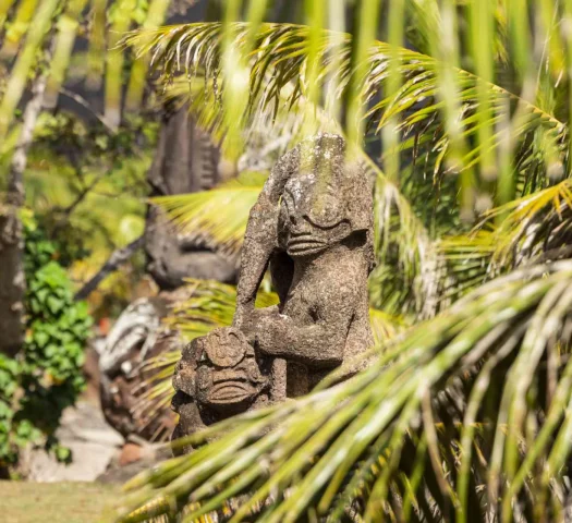 Tikis en pierre de Nuku Hiva © Grégoire Le Bacon