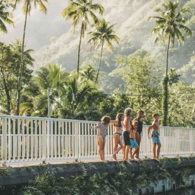 Enfants sur le pont de Faaone qui s'apprêtent à sauté dans la rivière © Overpeek Studio