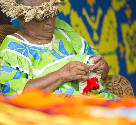 Confection d'un tifaifai à la main ©Tahiti Tourisme