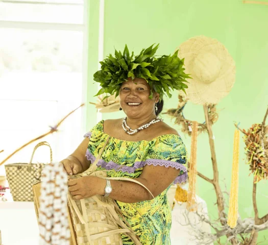 Vendeuse de 'ete (panier en reo tahiti) à Raivavae ©Grégoire Le Bacon