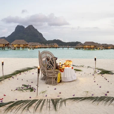 Dîner sur une plage à Bora Bora © Grégoire Le Bacon